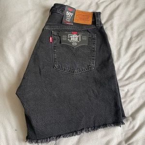 LEVIS MID THIGH BLACK SHORTS (501)